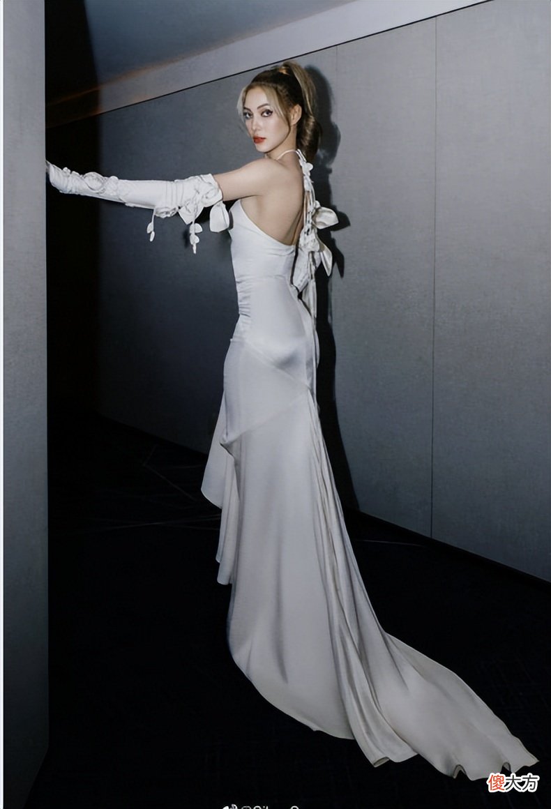 【就爱时尚】新娘十八岁！谷爱凌一身白色复古婚纱礼服亮相，高贵典雅如欧洲公主