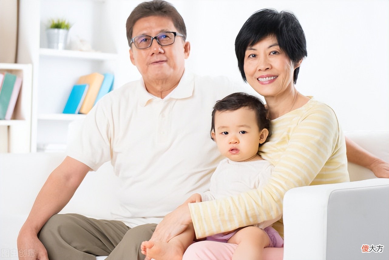 奶奶和姥姥到底谁最亲？孩子的一句实话，让宝爸宝妈吵翻天