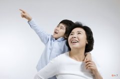 奶奶和姥姥到底谁最亲？孩子的一句实话，让宝爸宝妈吵翻天