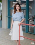 【时尚一点】50岁左右的女人，不要只穿T恤和衬衣，其实这些衣服更加优雅减龄
