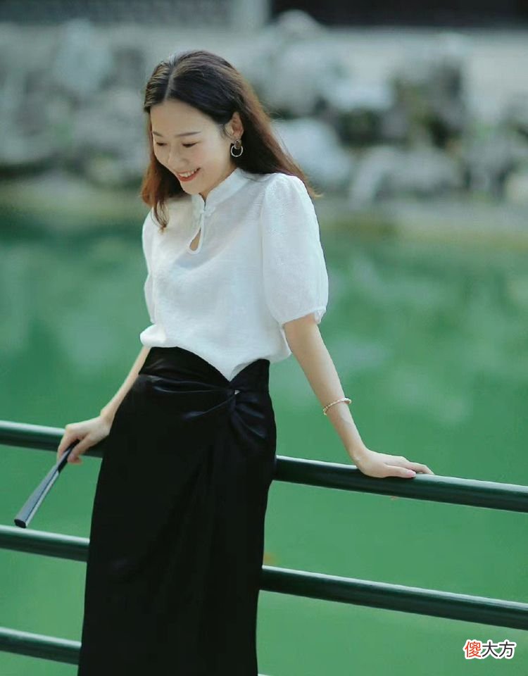 【时尚一点】50岁左右的女人，不要只穿T恤和衬衣，其实这些衣服更加优雅减龄