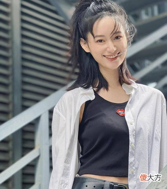 【时尚一点】郭晓婷的日常穿搭，白色t恤+牛仔裤，让人眼前一亮！