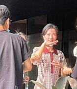 【就爱时尚】周一出道就遇到好作品，穿上化妆包后，看起来像个阿姨