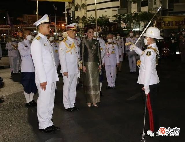 【时尚一点】泰国王后身材发福珠光宝气，她有45张博士文凭但没有儿子，能否镇住后宫？