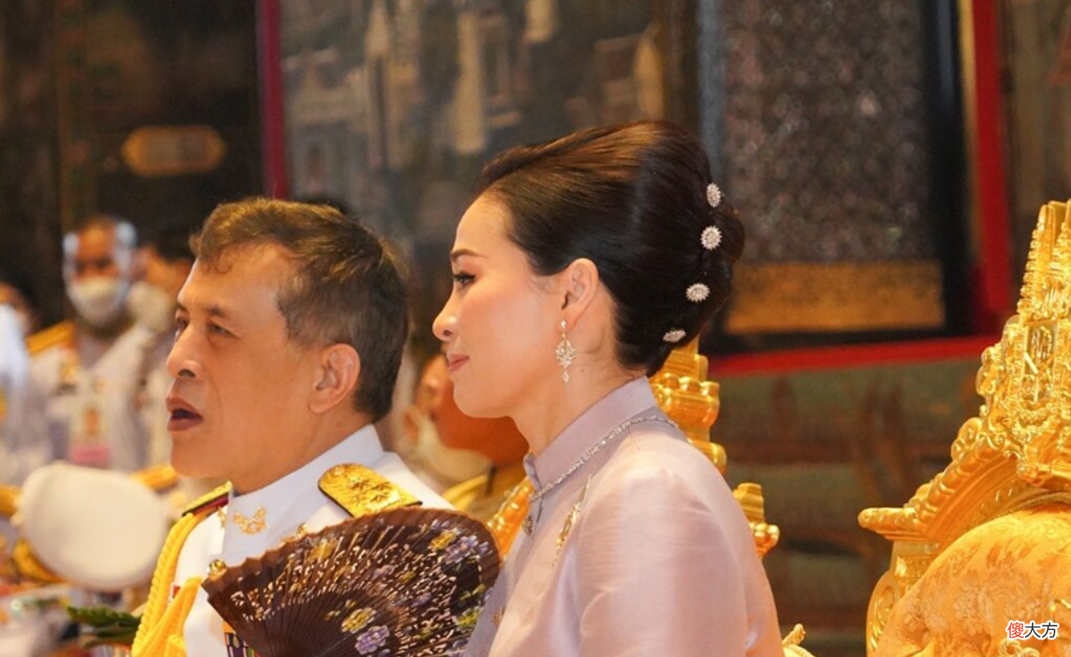 【就爱时尚】苏提达参加祈福仪式！长发挽起发髻真贵气，四朵小白花点缀好抢镜