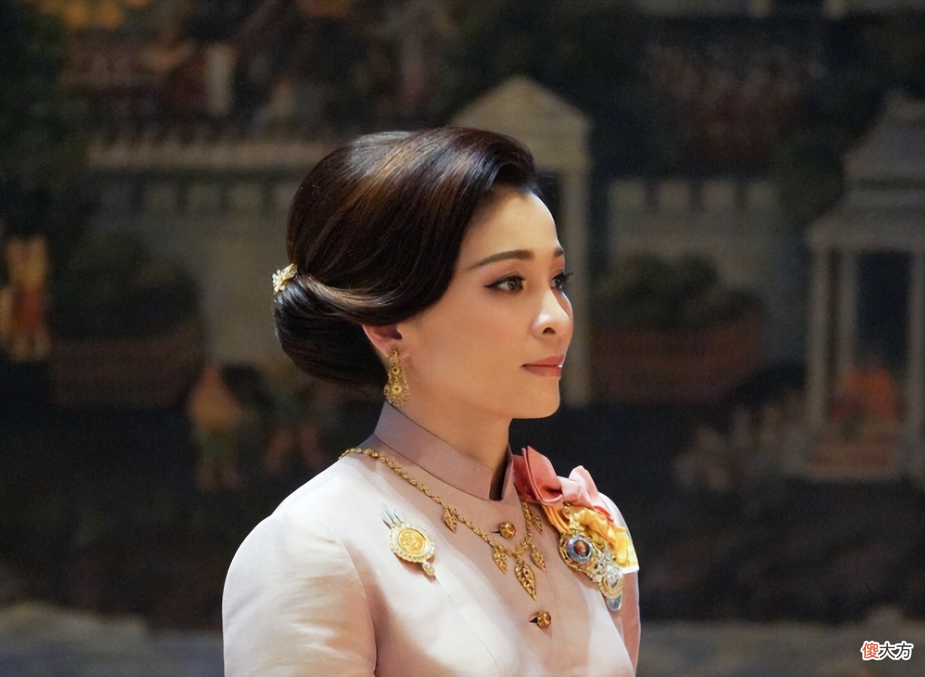 【就爱时尚】苏提达参加祈福仪式！长发挽起发髻真贵气，四朵小白花点缀好抢镜