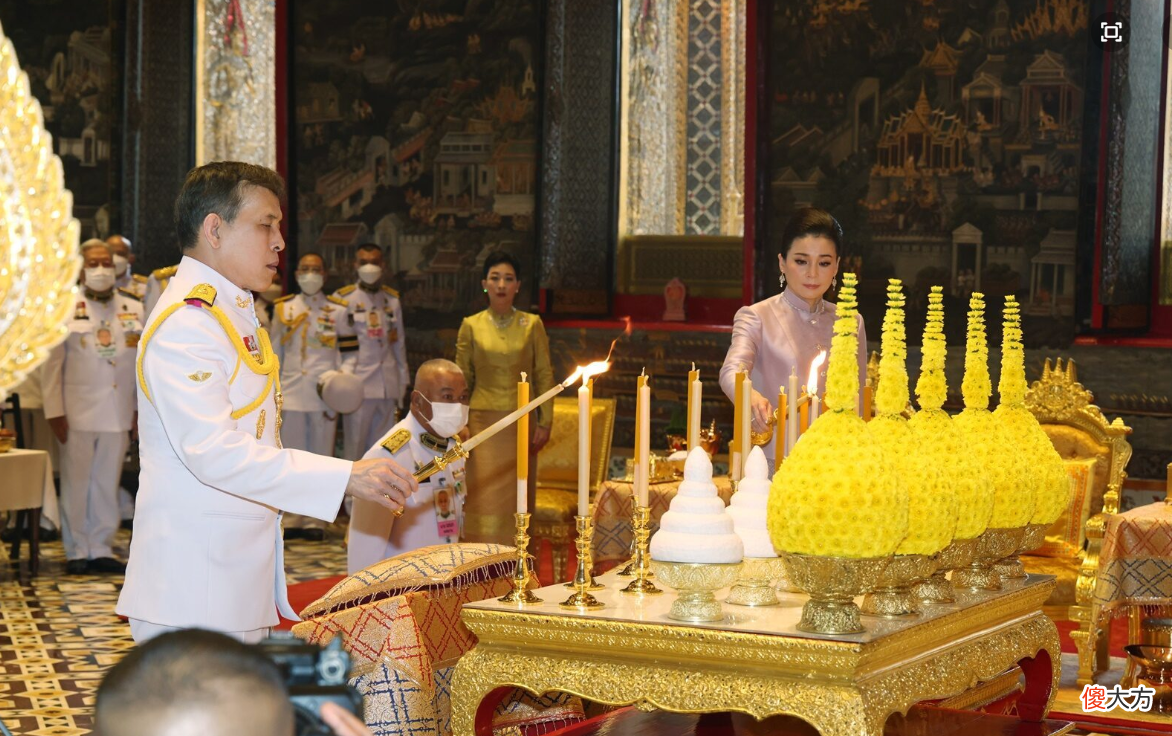 【就爱时尚】苏提达参加祈福仪式！长发挽起发髻真贵气，四朵小白花点缀好抢镜