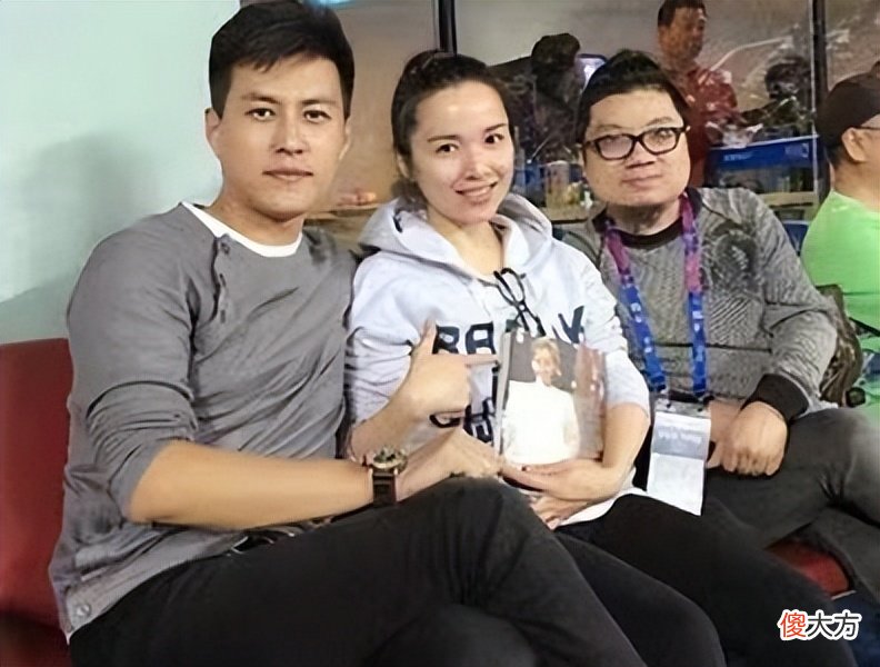 【就爱时尚】靳东44岁妻子好显老！蓝色围巾搭配黑色风衣，造型堪忧气质全无