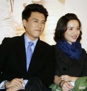 【就爱时尚】靳东44岁妻子好显老！蓝色围巾搭配黑色风衣，造型堪忧气质全无