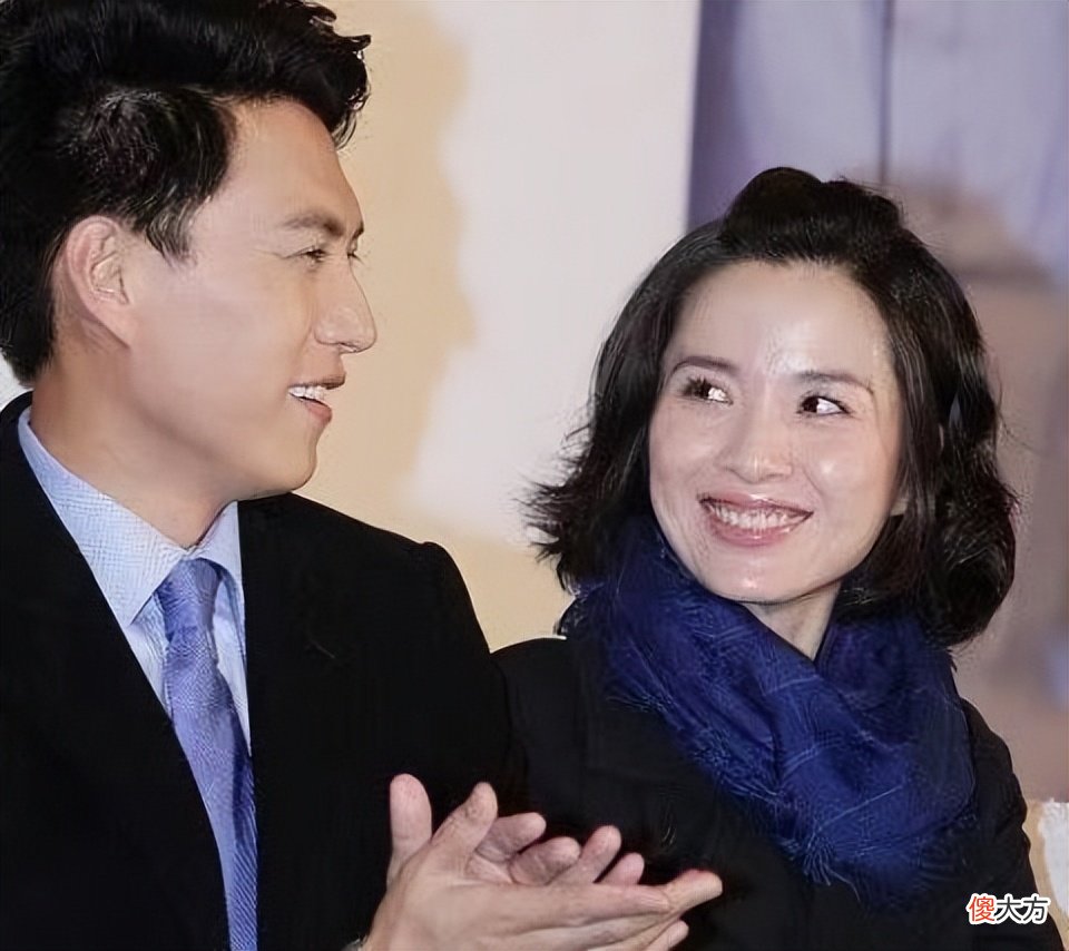 【就爱时尚】靳东44岁妻子好显老！蓝色围巾搭配黑色风衣，造型堪忧气质全无