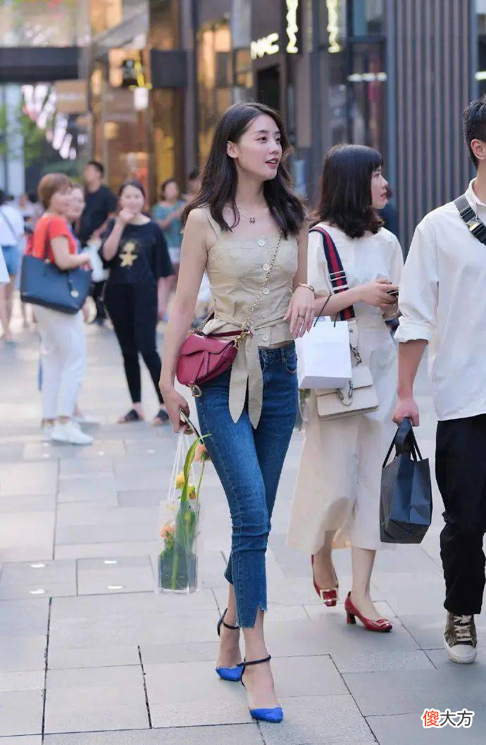 【时尚一点】牛仔裤可别再搭小白鞋了，试试这几款鞋子更显优雅，轻松玩转时尚