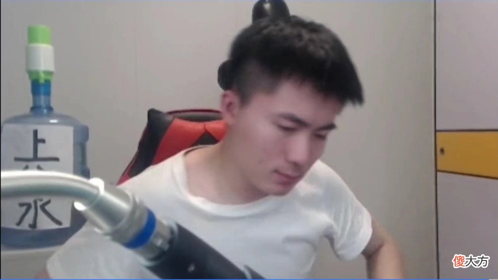 【游戏世界】王者荣耀国服关羽明眸怒砸直播间，摔的鼠标都找不到，粉丝：必须砸
