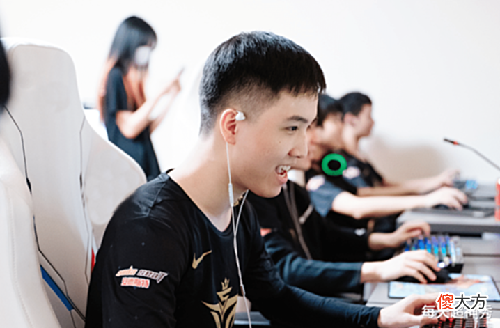 【游戏世界】V5零封RA,Rookie连斩MVP,对Dream的点评够中肯