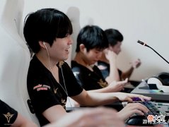 【游戏迷】V5零封EDG感动解说!Rookie破纪录AD现场教学,赛后小钰偷发信息