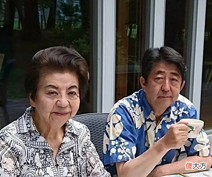 【爱历史】安倍94岁的老母亲：野心勃勃，父亲儿子皆首相，晚年丧子，白发人送黑发人