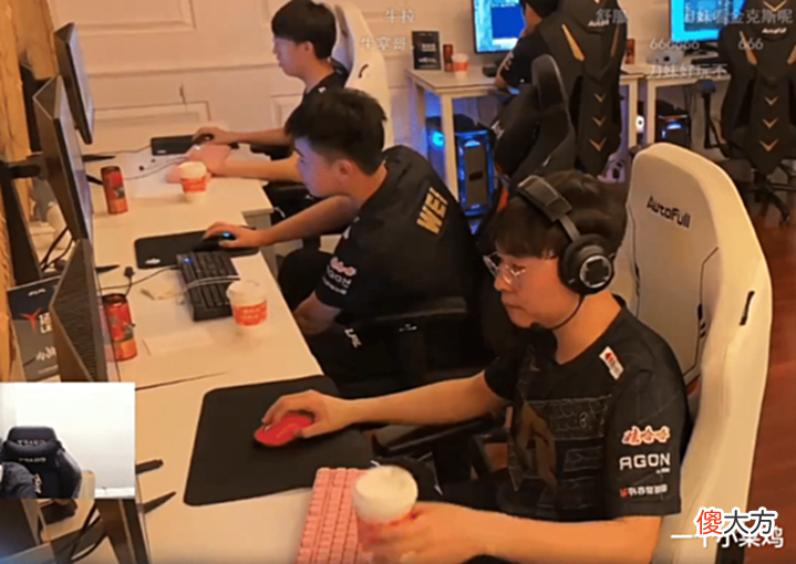【游戏迷】LPL夏季赛:TES战胜RNG赛后中野碰拳!RNG暴露问题一人带崩三路!