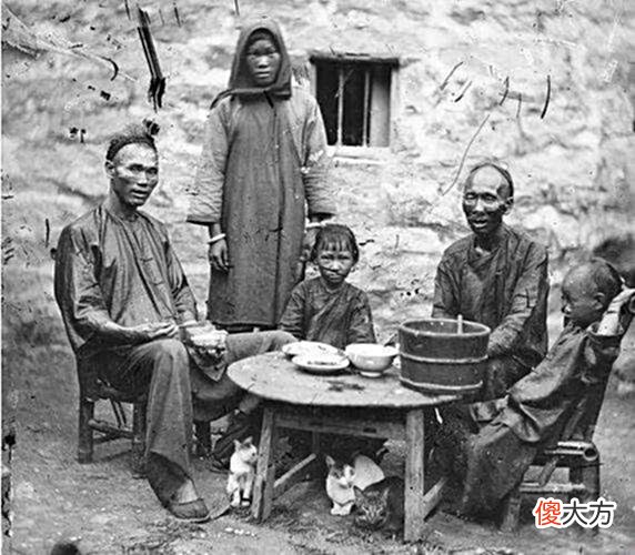 【历史故事】100多年前的晚清老照片：宫中妃子很漂亮，普通老百姓依旧穷苦