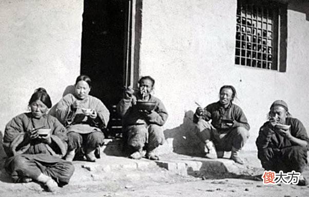 【历史故事】100多年前的晚清老照片：宫中妃子很漂亮，普通老百姓依旧穷苦