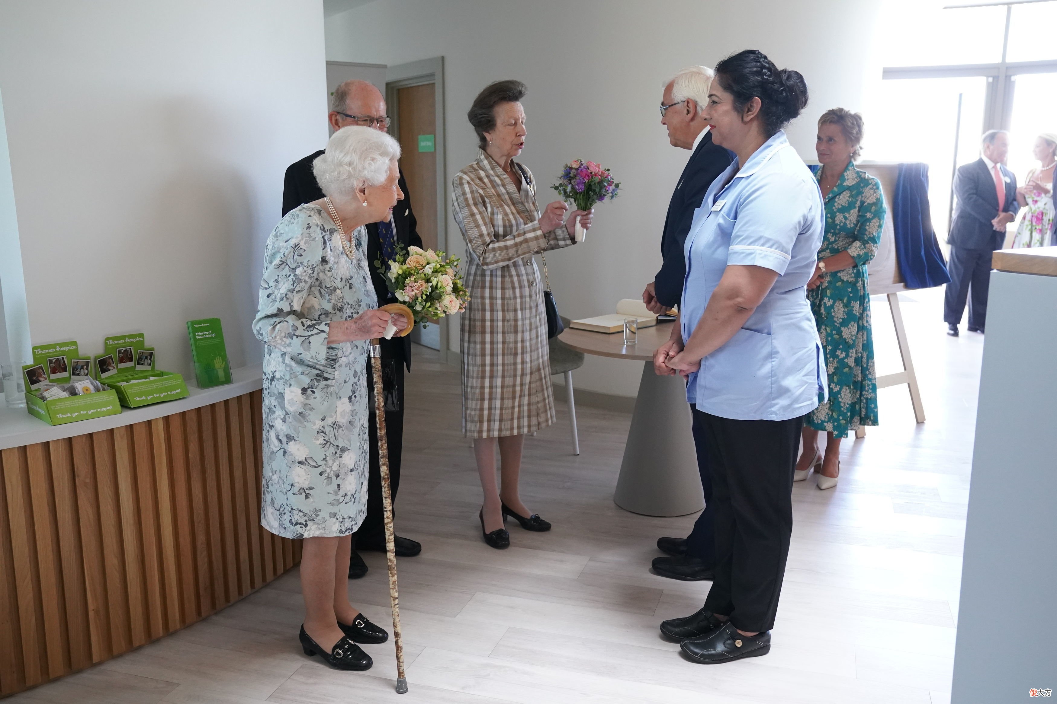 【时尚一点】英女王穿蓝白裙装，淡雅素净。仍把安妮当孩子，让她和宾客打招呼