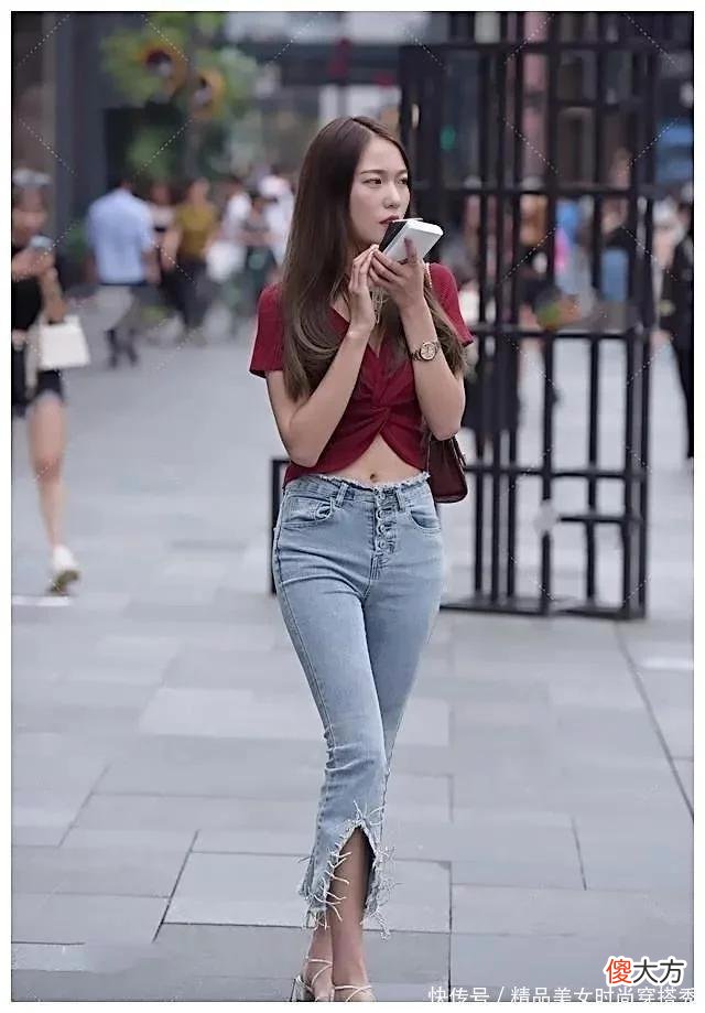 【时尚一点】牛仔裤搭配什么样的上衣比较好看？这样搭配简约又不失街范感