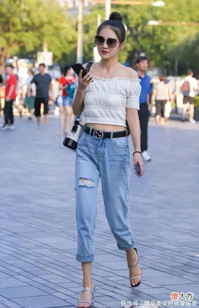 【时尚一点】牛仔裤搭配什么样的上衣比较好看？这样搭配简约又不失街范感