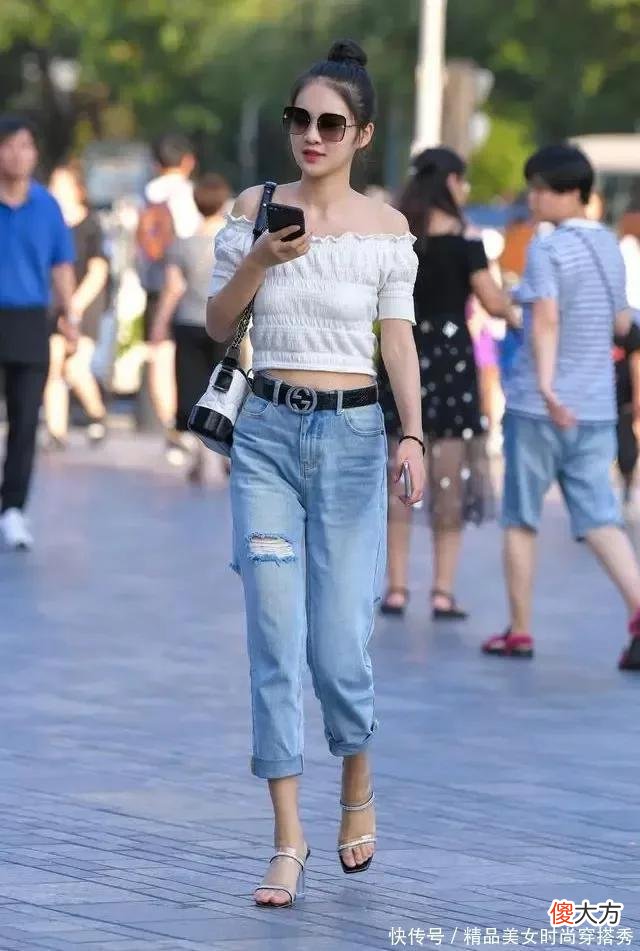 【时尚一点】牛仔裤搭配什么样的上衣比较好看？这样搭配简约又不失街范感