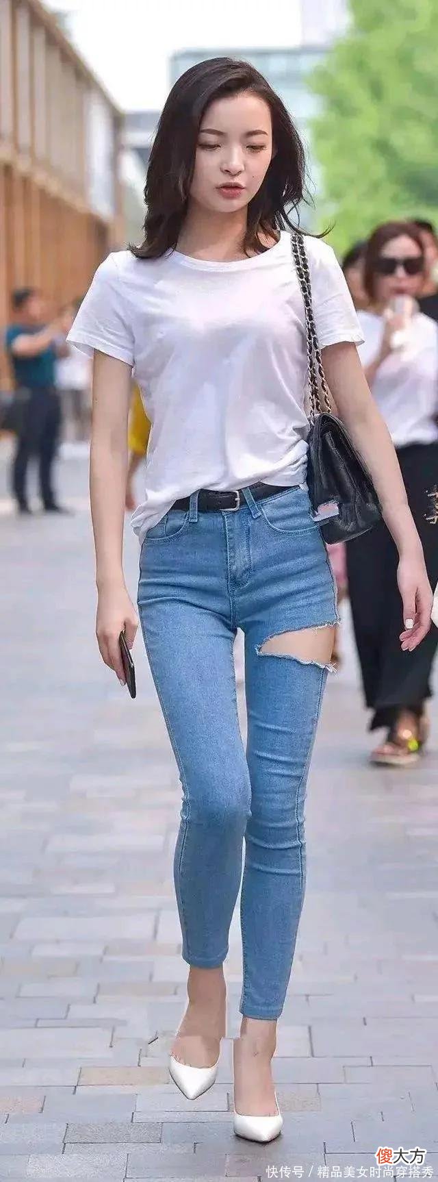【时尚一点】牛仔裤搭配什么样的上衣比较好看？这样搭配简约又不失街范感
