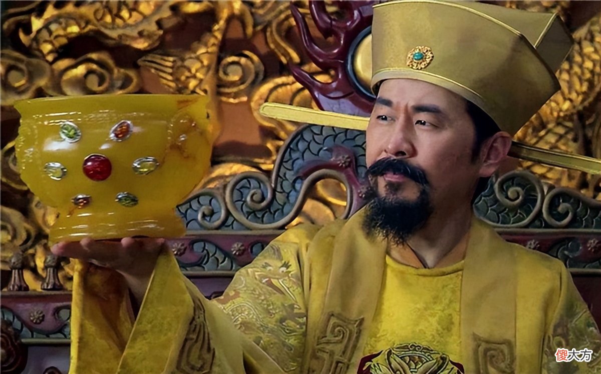 【爱历史】古代皇帝龙袍不能水洗，穿臭了怎么办？原来是贫穷限制了想象力
