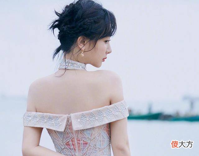 【就爱时尚】杨紫的夏日穿搭，优雅和气质集于一身，少女脸拯救了这一点！