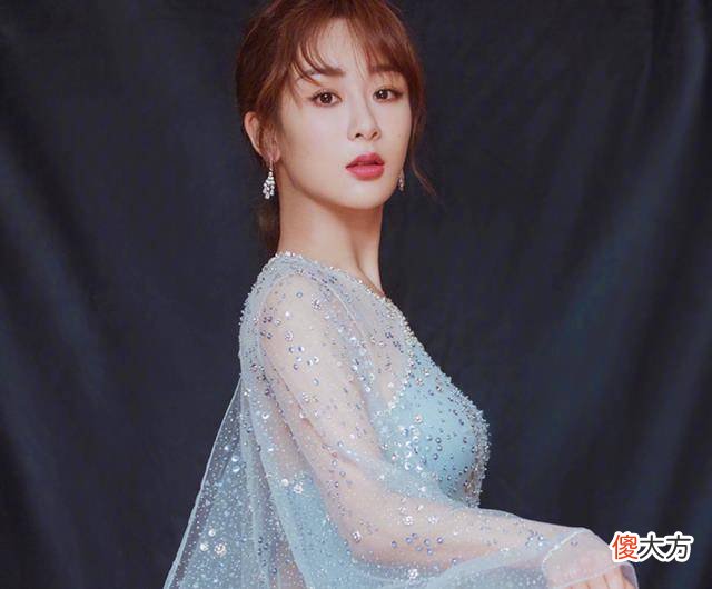 【就爱时尚】杨紫的夏日穿搭，优雅和气质集于一身，少女脸拯救了这一点！
