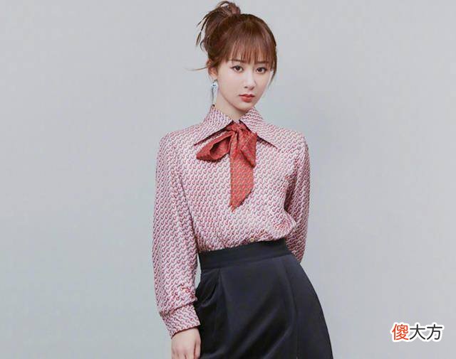 【就爱时尚】杨紫的夏日穿搭，优雅和气质集于一身，少女脸拯救了这一点！