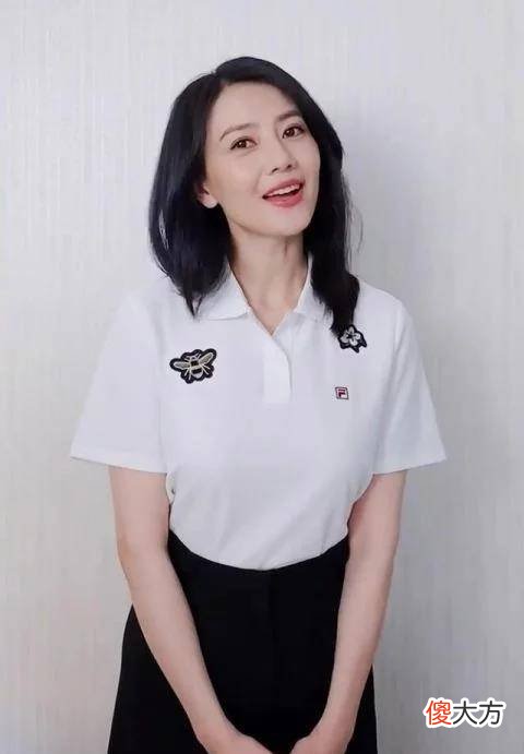 【时尚一点】高圆圆：“上衣扎腰”的时尚穿法，活力四射