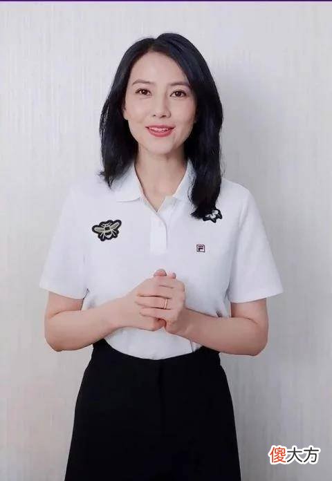 【时尚一点】高圆圆：“上衣扎腰”的时尚穿法，活力四射