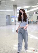 【时尚一点】39岁张萌为了美真拼，穿小号上衣小蛮腰