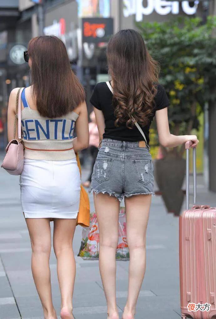 【时尚一点】街拍：姐妹情深，但很多时候都要难免比上一比自己的气质