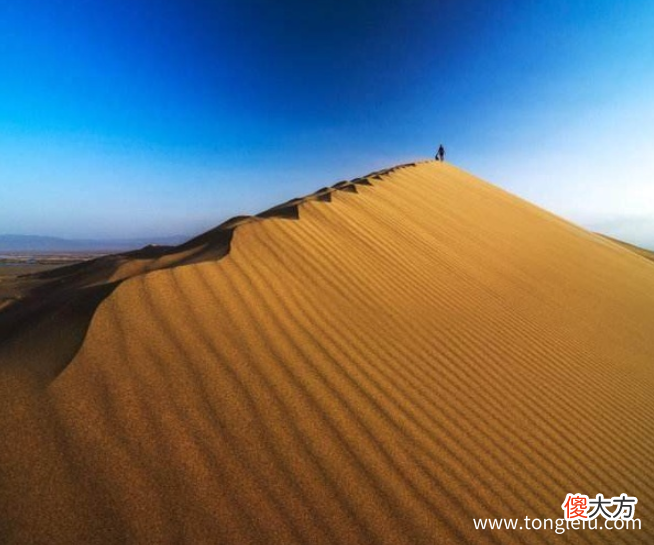 克孜勒库姆沙漠——红色的沙子