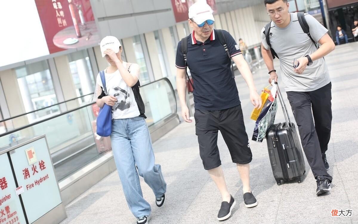 【就爱时尚】蒋勤勤一家三口同框，穿拼接T恤休闲简约，显出身材可不低调