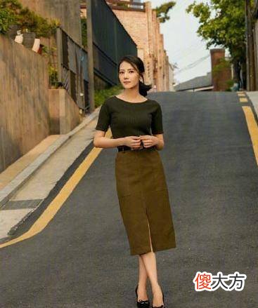 【就爱时尚】高圆圆70后的她，搭配中长款紧身裙，让你秒变大长腿