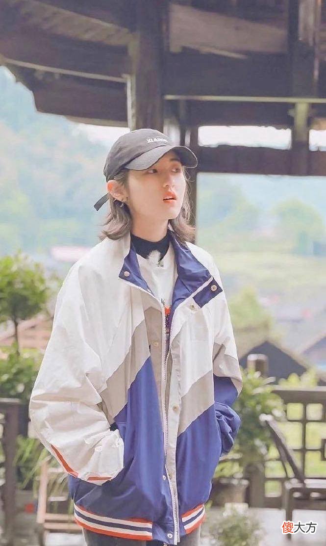 【就爱时尚】《向往的生活》张子枫花海中的造型美翻了，扎高马尾像邻家妹妹