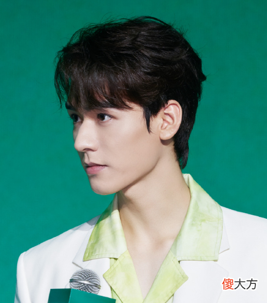 【就爱时尚】龚俊白西装绿衬衫，简约纯白，点缀新绿！网友：冰淇淋系清爽少年