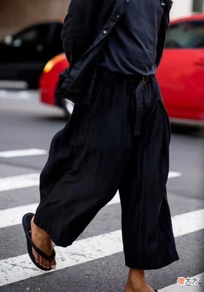 【就爱时尚】今年夏天，运动鞋还是干不过凉拖