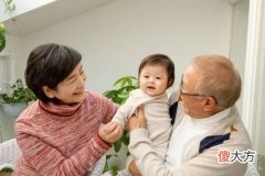 如今，姥姥带孩子成主力军，奶奶去哪儿了？