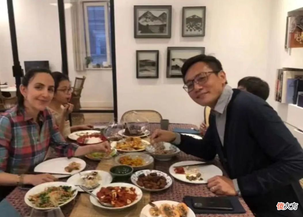 【时尚一点】刘烨洋媳妇不惊艳但耐看,穿衣打扮低调朴素有气质,俩孩子混血脸颜值高