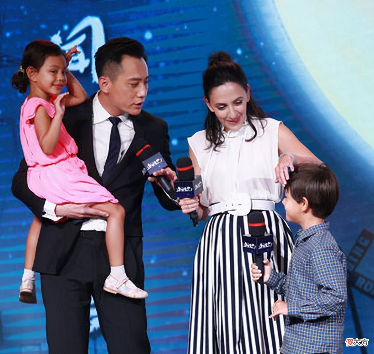 【时尚一点】刘烨洋媳妇不惊艳但耐看,穿衣打扮低调朴素有气质,俩孩子混血脸颜值高