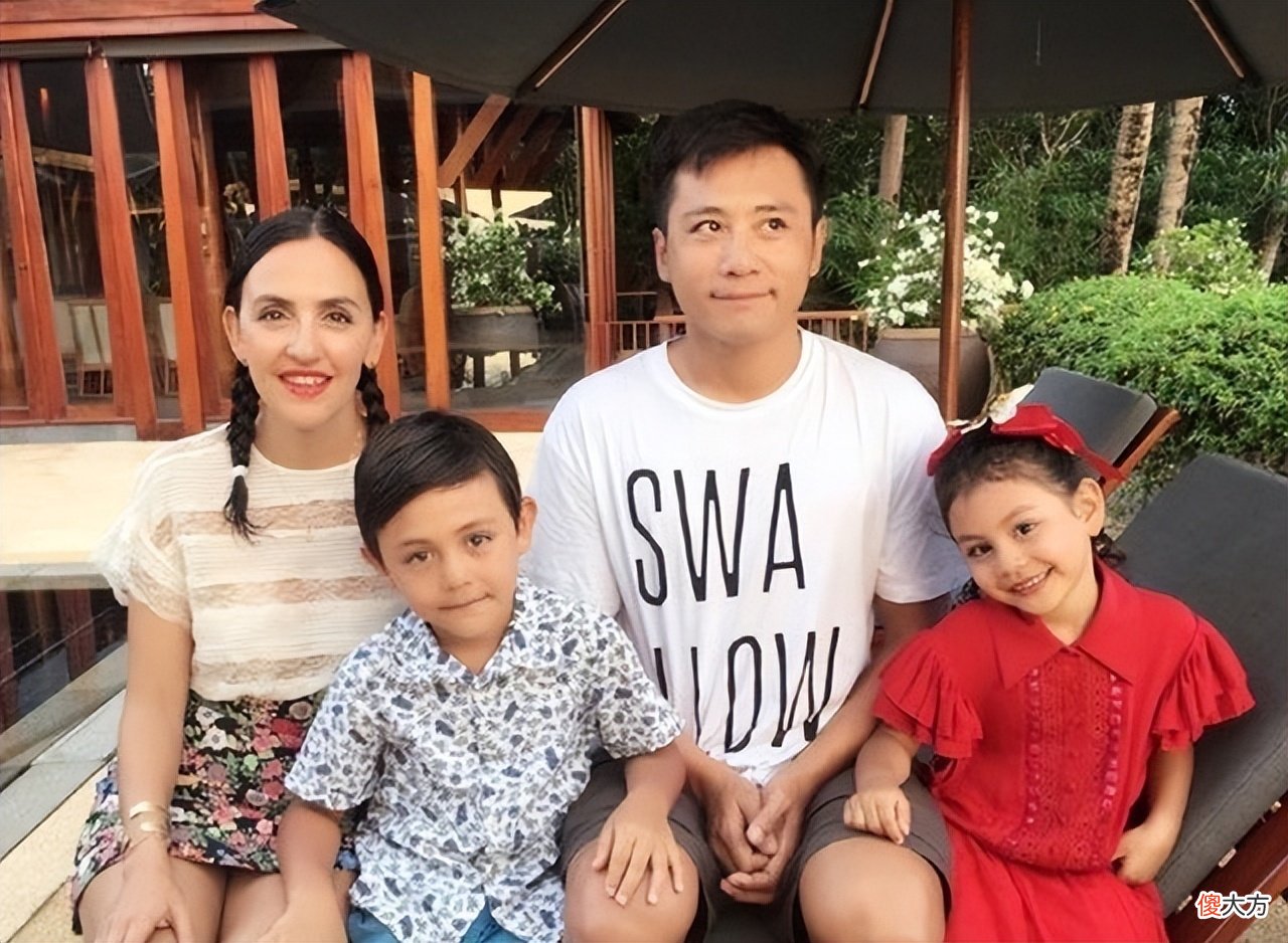 【时尚一点】刘烨洋媳妇不惊艳但耐看,穿衣打扮低调朴素有气质,俩孩子混血脸颜值高