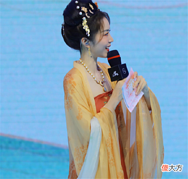 【游戏迷】余霜前后两年不同国风造型,哪次赢了?LPL设计得越来越没特点了