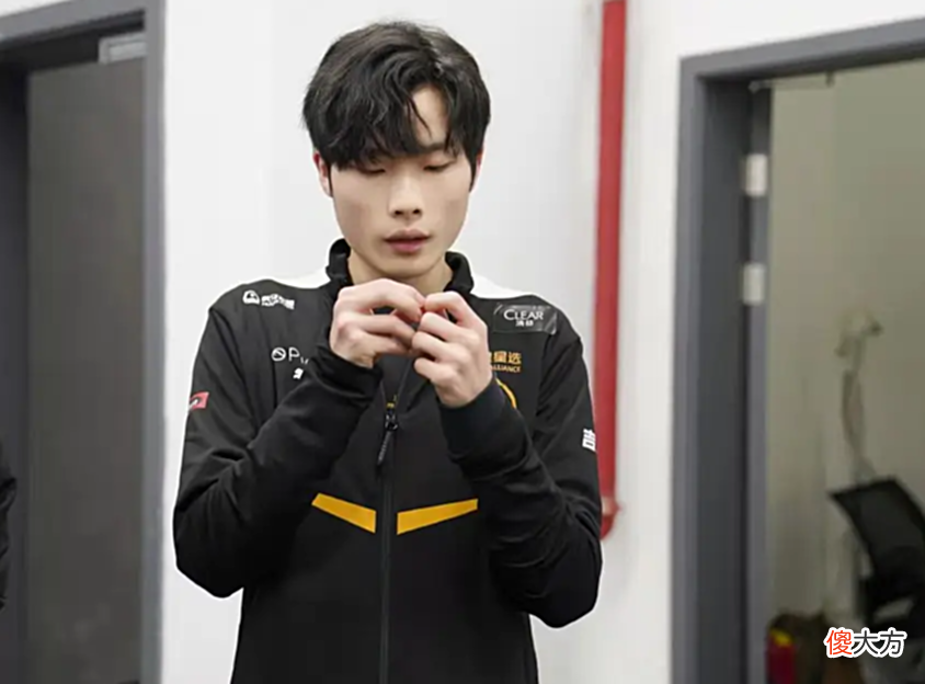 【游戏世界】小胖成年前,他被推上了热搜,水友:狼队只把他当替身?