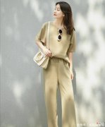 【时尚一点】夏季穿衣别太复杂！一条裙子、一件T恤搭配好都很时尚，舒服耐看