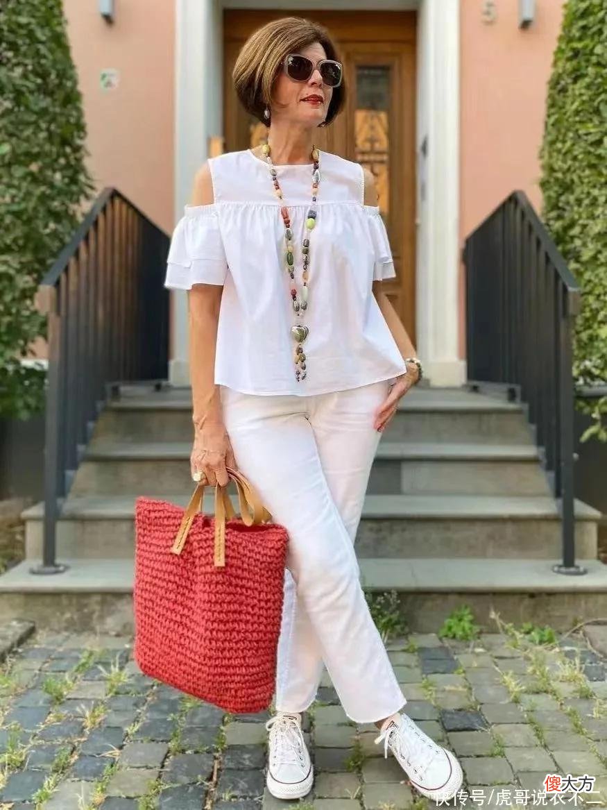 【时尚一点】“短袖裙”过时了,今年流行的是“无袖裙”,50、60岁女人穿好美