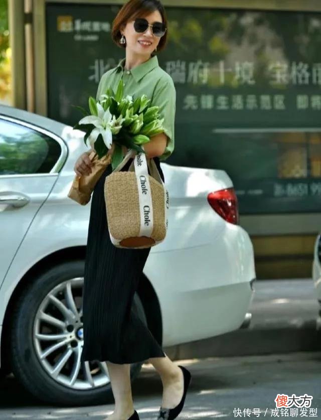 【时尚一点】这才是50、60岁该有的打扮，裙子短款时尚又减龄，显瘦也更加时髦